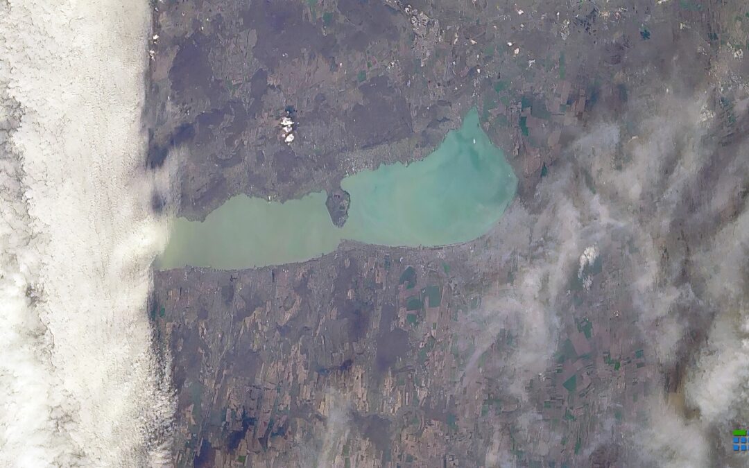 Peeking out from beneath the blanket of clouds, Balaton welcomes the arrival of spring!
