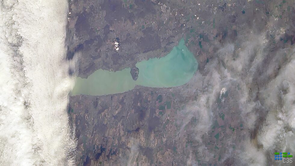 Peeking out from beneath the blanket of clouds, Balaton welcomes the arrival of spring!